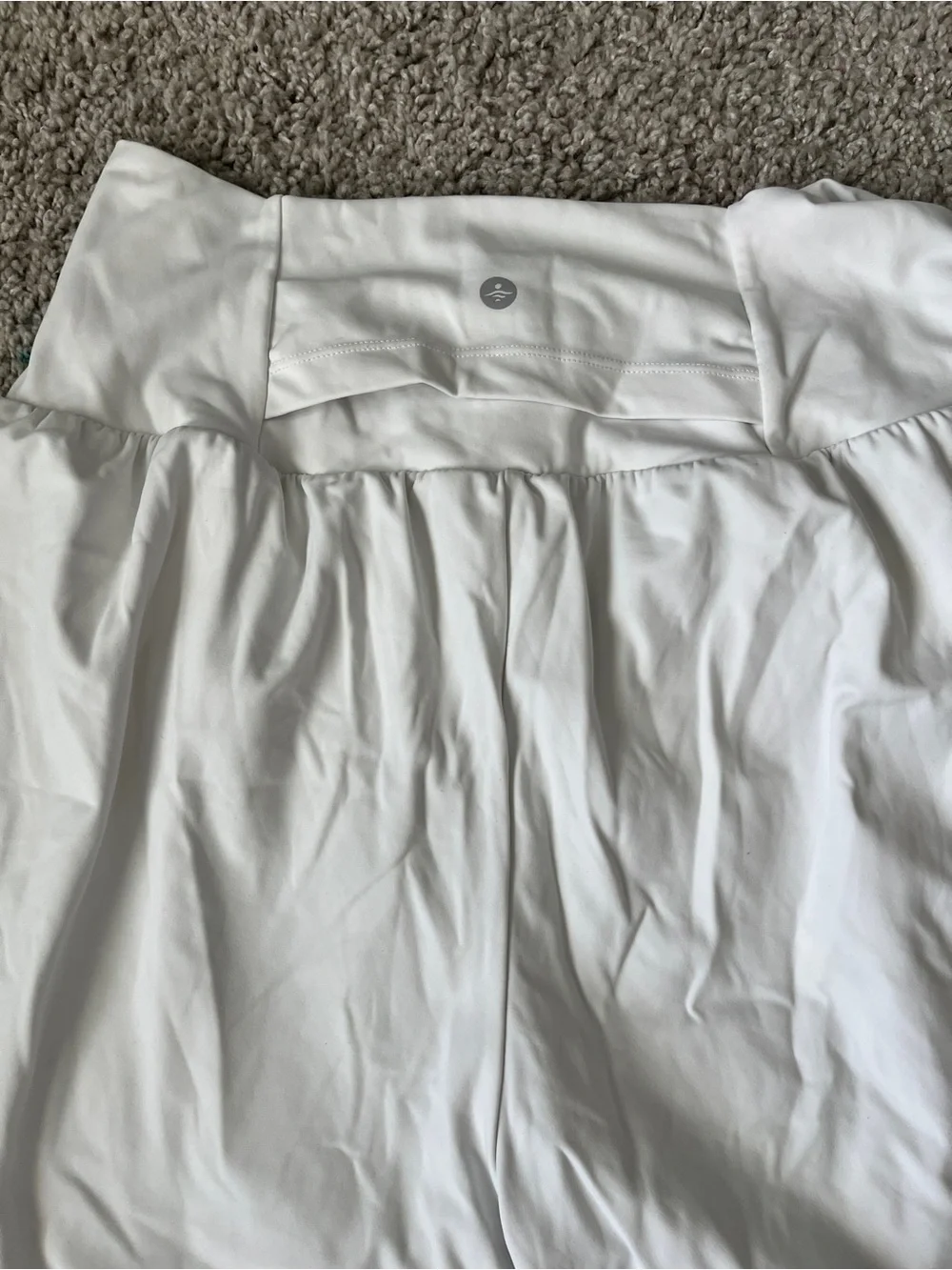 HALARA Softly Zero Airy Super High Waisted Shorts 3”. Size L White